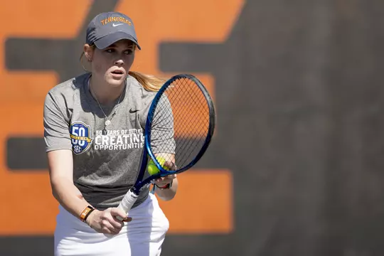 KNOXVILLE, TN - March 04, 2022 - Kylie Duckworth of the Tennessee Lady Volunteers before the game between the Mississippi St. Bulldogs and the Tennessee Lady Volunteers at Goodfriend Tennis Center in Knoxville, TN. Photo By Andrew Ferguson/Tennessee Athletics