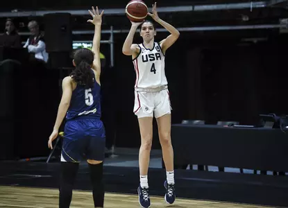 Justine Piissot vs. El Salvador