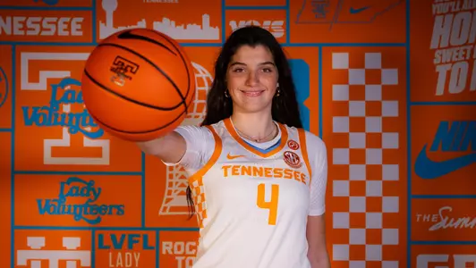 Justine Pissott palming basketball