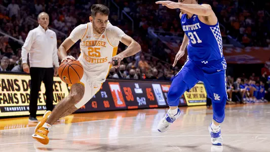 KNOXVILLE, TN - 2022.02.15 - Tennessee vs. Kentucky Santiago Vescovi