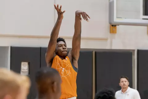 KNOXVILLE, TN - June 14, 2022 - Guard D.J. Jefferson #44 of the Tennessee Volunteers during practice at Pratt Pavilion in Knoxville, TN. Photo By Andrew Ferguson/Tennessee Athletics