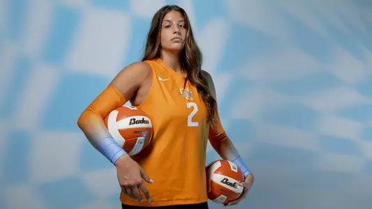 KNOXVILLE, TN - July 19, 2022 - Setter Natalie Hayward #2 of the Tennessee Lady Volunteers portrait taken during 2022 Volleyball Photo Day in Knoxville, TN. Photo By Andrew Ferguson/Tennessee Athletics