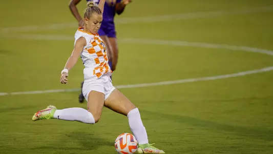 KNOXVILLE, TN - September 04, 2022 - Defender Leah Klurman #21 of the Tennessee Lady Volunteers during the game between the Tennessee Tech Golden Eagles and the Tennessee Volunteers at Regal Soccer Stadium in Knoxville, TN. Photo By Emma Corona/Tennessee Athletics