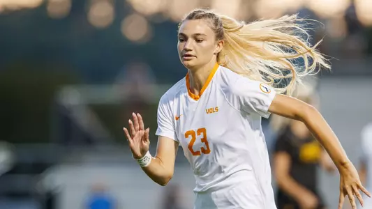 KNOXVILLE, TN - September 08, 2022 - Midfielder Dakota Brown #23 of the Tennessee Lady Volunteers during the game between the Kennesaw State Owls and the Tennessee Volunteers at Regal Soccer Stadium in Knoxville, TN. Photo By Kate Luffman/Tennessee Athletics