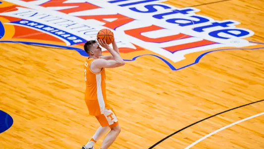 HONOLULU, HI - November 20, 2023 - Guard Dalton Knecht #3 of the Tennessee Volunteers during the 2023 Maui Invitational game between the Syracuse Orange and the Tennessee Volunteers at Stan Sheriff Center in Honolulu, HI. Photo By Andrew Ferguson/Tennessee Athletics