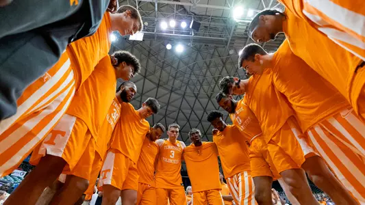 HONOLULU, HI - November 20, 2023 - The Tennessee Volunteers before the 2023 Maui Invitational game between the Syracuse Orange and the Tennessee Volunteers at Stan Sheriff Center in Honolulu, HI. Photo By Andrew Ferguson/Tennessee Athletics