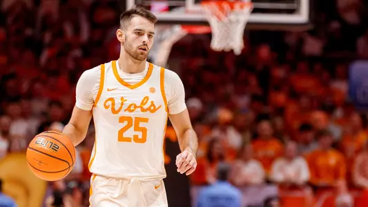 KNOXVILLE, TN - January 28, 2023 - Guard Santiago Vescovi #25 of the Tennessee Volunteers during the game between the Texas Longhorns and the Tennessee Volunteers at Thompson?Boling Arena in Knoxville, TN. Photo By Ian Cox/Tennessee Athletics