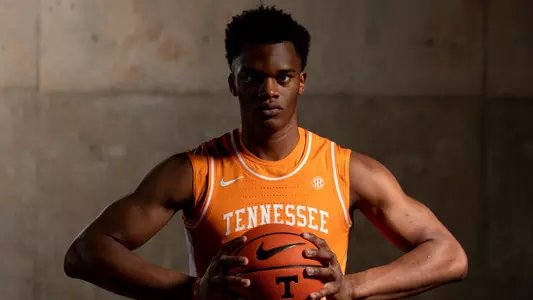 KNOXVILLE, TN - October 12, 2022 - Forward Tobe Awaka #11 of the Tennessee Volunteers portrait taken during 2022 Photo Day at Thompson-Boling Arena in Knoxville, TN. Photo By Andrew Ferguson/Tennessee Athletics