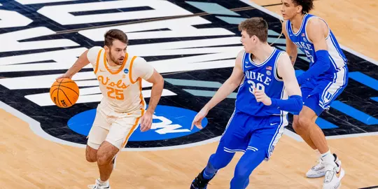 ORLANDO, FL - March 18, 2023 - Guard Santiago Vescovi #25 of the Tennessee Volunteers during the second round game of the 2023 NCAA Men?s Basketball Tournament between the Duke Blue Devils and the Tennessee Volunteers at Amway Center in Orlando, FL. Photo By Andrew Ferguson/Tennessee Athletics