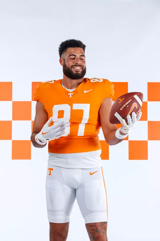 KNOXVILLE, TN - July 18, 2023 - Tight end Jacob Warren #87 of the Tennessee Volunteers during 2023 Football Photo Day in Knoxville, TN. Photo By Kate Luffman/Tennessee Athletics