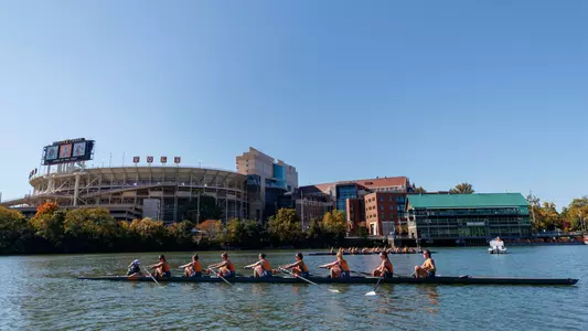 KNOXVILLE, TN - October 06, 2022 - The Tennessee Lady Volunteers during practice on the Tennessee River in Knoxville, TN. Photo By Kate Luffman/Tennessee Athletics