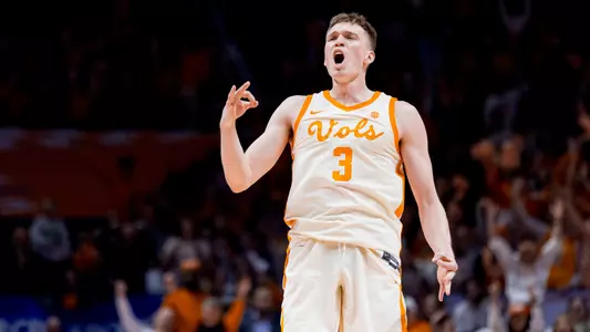 KNOXVILLE, TN - December 09, 2023 - Guard Dalton Knecht #3 of the Tennessee Volunteers during the game between the Illinois Fighting Illini and the Tennessee Volunteers at Food City Center in Knoxville, TN. Photo By Andrew Ferguson/Tennessee Athletics