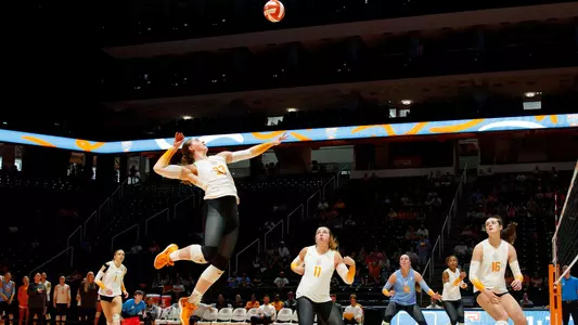 KNOXVILLE, TN - September 20, 2024 - Outside hitter Hayden Kubik #33 of the Tennessee Lady Volunteers during the game between the Western Michigan Broncos and the Tennessee Lady Volunteers at Food City Center in Knoxville, TN. Photo By Drew Garrison/Tennessee Athletics