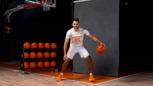 KNOXVILLE, TN - October 04, 2023 - Guard Santiago Vescovi #25 of the Tennessee Volunteers during 2023 Photo Day at the Food City Center in Knoxville, TN. Photo By Andrew Ferguson/Tennessee Athletics