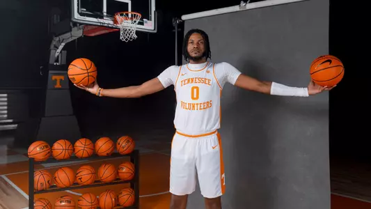 KNOXVILLE, TN - October 04, 2023 - Forward Jonas Aidoo #0 of the Tennessee Volunteers during 2023 Photo Day at the Food City Center in Knoxville, TN. Photo By Andrew Ferguson/Tennessee Athletics