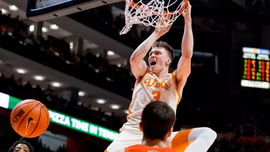 KNOXVILLE, TN - February 28, 2024 - Guard Dalton Knecht #3 of the Tennessee Volunteers during the game between the Auburn Tigers and the Tennessee Volunteers at Food City Center in Knoxville, TN. Photo By Andrew Ferguson/Tennessee Athletics