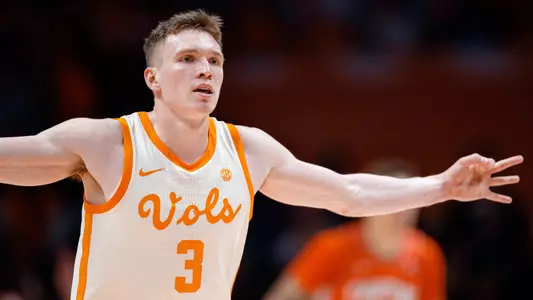 KNOXVILLE, TN - December 09, 2023 - Guard Dalton Knecht #3 of the Tennessee Volunteers during the game between the Illinois Fighting Illini and the Tennessee Volunteers at Food City Center in Knoxville, TN. Photo By Ian Cox/Tennessee Athletics