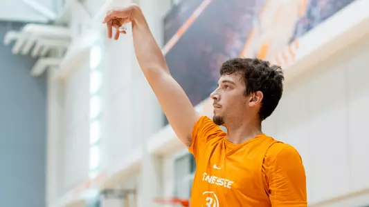 KNOXVILLE, TN - July 23, 2024 - Guard Ben Linnemeyer #35 of the Tennessee Volunteers during practice at Pratt Pavilion in Knoxville, TN. Photo By Andrew Ferguson/Tennessee Athletics