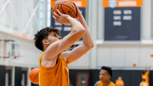 KNOXVILLE, TN - August 06, 2024 - Guard Campbell Duncan #21 of the Tennessee Volunteers during practice at Pratt Pavilion in Knoxville, TN. Photo By Andrew Ferguson/Tennessee Athletics