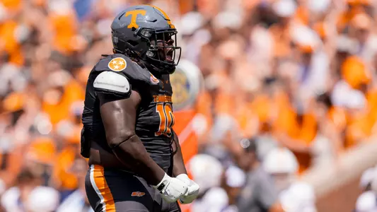 KNOXVILLE, TN - August 31, 2024 - Defensive lineman Elijah Simmons #10 of the Tennessee Volunteers during the game between the Chattanooga Mocs and the Tennessee Volunteers at Neyland Stadium in Knoxville, TN. Photo By Andrew Ferguson/Tennessee Athletics