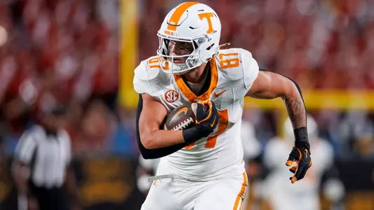 CHARLOTTE, NC - September 07, 2024 - Tight end Miles Kitselman #87 of the Tennessee Volunteers during the 2024 Duke?s Mayo Classic game between the North Carolina State Wolfpack and the Tennessee Volunteers at Bank of America Stadium in Charlotte, NC. Photo By Kate Luffman/Tennessee Athletics
