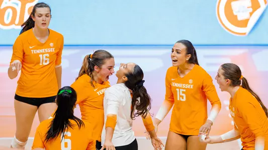 Tennessee Celebrates Point in Match at Home