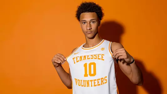 KNOXVILLE, TN - September 22, 2025 - Forward Nate Ament #10 of the Tennessee Volunteers portrait taken during photo day in Knoxville, TN. Photo By Andrew Ferguson/Tennessee Athletics