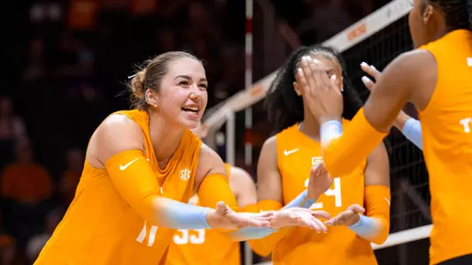 Caroline Kerr Celebrates with Team after Point