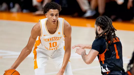KNOXVILLE, TN - November 03, 2025 - Forward Nate Ament #10 of the Tennessee Volunteers during the game between the Mercer Bears and the Tennessee Volunteers at Food City Center in Knoxville, TN. Photo By Andrew Ferguson/Tennessee Athletics