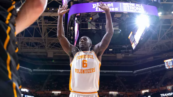 KNOXVILLE, TN - November 08, 2025 - Forward DeWayne Brown II #6 of the Tennessee Volunteers during the game between the Northern Kentucky Norse and the Tennessee Volunteers at Food City Center in Knoxville, TN. Photo By Drew Garrison/Tennessee Athletics