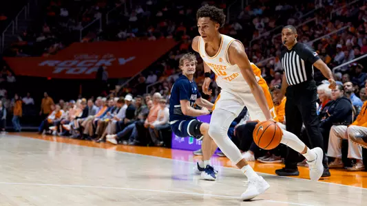 KNOXVILLE, TN - November 12, 2025 - Forward Nate Ament #10 of the Tennessee Volunteers during the game between the North Florida Ospreys and the Tennessee Volunteers at Food City Center in Knoxville, TN. Photo By Andrew Ferguson/Tennessee Athletics