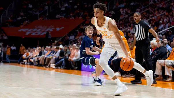 KNOXVILLE, TN - November 12, 2025 - Forward Nate Ament #10 of the Tennessee Volunteers during the game between the North Florida Ospreys and the Tennessee Volunteers at Food City Center in Knoxville, TN. Photo By Andrew Ferguson/Tennessee Athletics