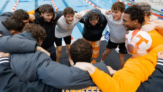 Vols Huddle Ahead of Competition on Saturday at the Dual Meet Challenge