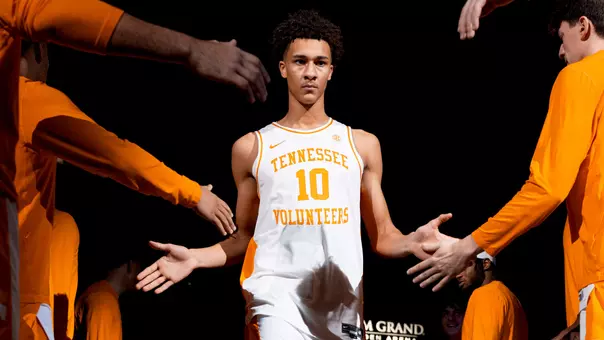 LAS VEGAS, NV - November 26, 2025 - Forward Nate Ament #10 of the Tennessee Volunteers before the 2025 Player’s Era Tournament game between the Kansas Jayhawks and the Tennessee Volunteers at MGM Grand Garden Arena in Las Vegas, NV. Photo By Andrew Ferguson/Tennessee Athletics