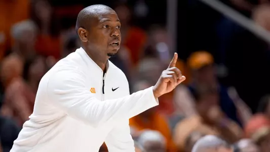 KNOXVILLE, TN - October 26, 2025 - Associate Head Coach Justin Gainey of the Tennessee Volunteers during an exhibition game between the Duke Blue Devils and the Tennessee Volunteers at Food City Center in Knoxville, TN. Photo By Andrew Ferguson/Tennessee Athletics