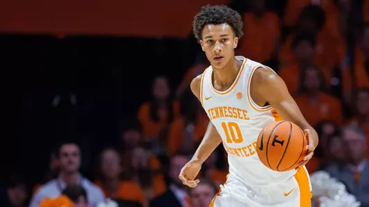 KNOXVILLE, TN - October 26, 2025 - Forward Nate Ament #10 of the Tennessee Volunteers during the game between the Duke Blue Devils and the Tennessee Volunteers at Food City Center in Knoxville, TN. Photo By Kyndall Williams/Tennessee Athletics