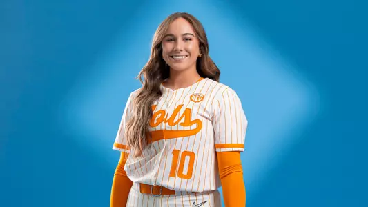 KNOXVILLE, TN - January 16, 2025 - Outfielder Alannah Leach #10 of the Tennessee Lady Volunteers portrait taken during 2025 Photo Day in Knoxville, TN. Photo By Andrew Ferguson/Tennessee Athletics