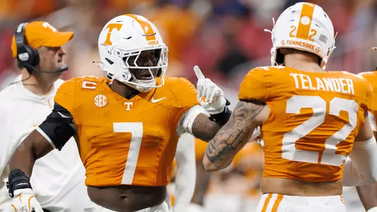 ATLANTA, GA - August 30, 2025 - Linebacker Arion Carter #7 and Linebacker Jeremiah Telander #22 of the Tennessee Volunteers during the Aflac Kickoff game between the Syracuse Orange and the Tennessee Volunteers at Mercedes-Benz Stadium in Atlanta, GA. Photo By Kate Luffman/Tennessee Athletics