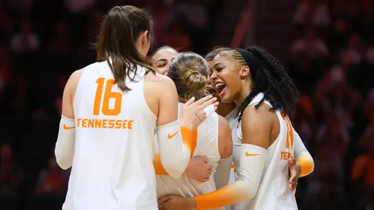 Tennessee Volleyball Team Huddle Following Kill Against Kennesaw State
