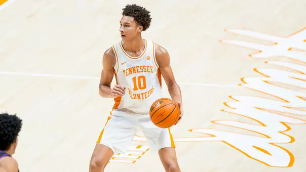 KNOXVILLE, TN - November 20, 2025 - Forward Nate Ament #10 of the Tennessee Volunteers during the game between the Tennessee State Tigers and the Tennessee Volunteers at Food City Center in Knoxville, TN. Photo By Andrew Ferguson/Tennessee Athletics