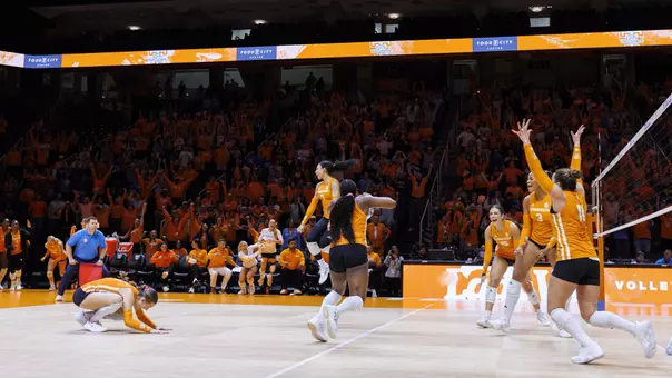 Lady Vols Celebrate Reverse Sweep Victory over Kentucky