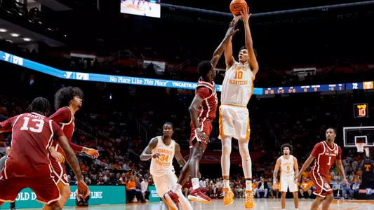 KNOXVILLE, TN - February 18, 2026 - Forward Nate Ament #10 of the Tennessee Volunteers during the game between the Oklahoma Sooners and the Tennessee Volunteers at Food City Center in Knoxville, TN. Photo By Andrew Ferguson/Tennessee Athletics