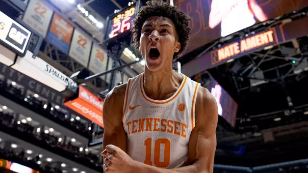 KNOXVILLE, TN - January 31, 2026 - Forward Nate Ament #10 of the Tennessee Volunteers during the game between the Auburn Tigers and the Tennessee Volunteers at Food City Center in Knoxville, TN. Photo By Andrew Ferguson/Tennessee Athletics
