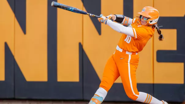 KNOXVILLE, TN - April 04, 2026 - Outfielder Alannah Leach #10 of the Tennessee Lady Volunteers during the game between the South Carolina Gamecocks and the Tennessee Lady Volunteers at Sherri Parker Lee Stadium in Knoxville, TN. Photo By Peyton Collimore/Tennessee Athletics