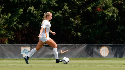 KNOXVILLE, TN - August 09, 2025 - Forward Kylee Simmons #22 of the Tennessee Lady Volunteers during the game between the Clemson Tigers and the Tennessee Volunteers at Regal Soccer Stadium in Knoxville, TN. Photo By Avery Bane/Tennessee Athletics