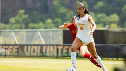 KNOXVILLE, TN - April 18, 2026 - Taylor Cheatham #10 of The Tennessee Lady Volunteersduring the exhibition game between the Louisville Cardinals and the Tennessee Volunteers at Regal Soccer Stadium in Knoxville, TN. Photo By Drew Garrison/Tennessee Athletics
