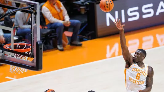 KNOXVILLE, TN - January 31, 2026 - Forward DeWayne Brown II #6 of the Tennessee Volunteers during the game between the Auburn Tigers and the Tennessee Volunteers at Food City Center in Knoxville, TN. Photo By Elliot Walker/Tennessee Athletics