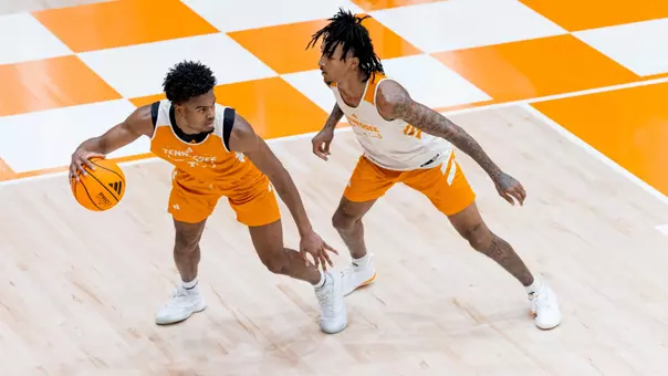 KNOXVILLE, TN - September 22, 2026 - Guard Jalen Haralson #10 and Guard Juke Harris #2 of the Tennessee Volunteers during practice at Pratt Pavilion in Knoxville, TN. Photo By Andrew Ferguson/Tennessee Athletics