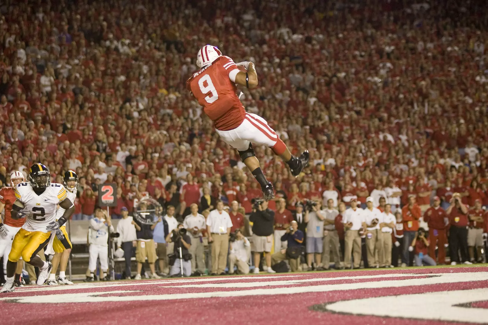 Tight end Travis Beckum #9 of the Wisconsin Badgers catches a touchdown pass against the Iowa Hawkeyes at Camp Randall Stadium on September 22, 2007 in Madison, Wisconsin. The Badgers beat the Hawkeyes 17-13.