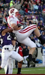 <b>Tight end Garrett Graham makes a catch vs. Northwestern (photo by Neil Ament, 11/21/09)</b>